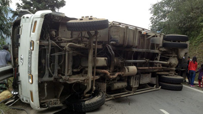 Chiếc xe tải bị lật