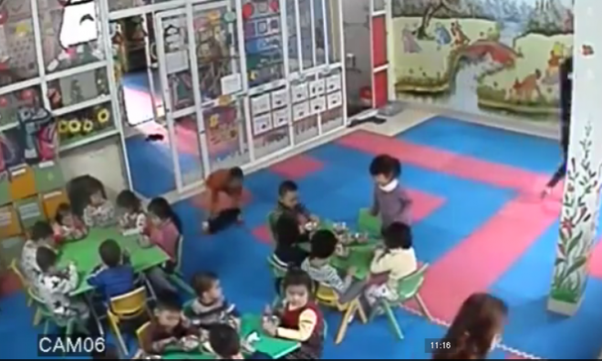 Đạt bị tụt quần áo, cho các bạn trong lớp “ê”. 