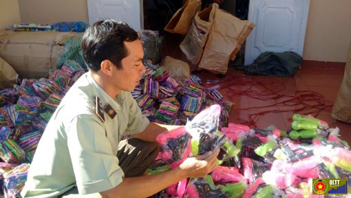 Quản lý thị trường tỉnh Gia Lai đang kiểm tra lô hàng trái phép (Ảnh do cơ quan chức năng cung cấp)