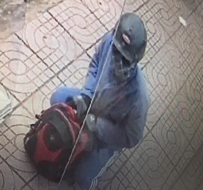 Hình ảnh đối tượng chuẩn bị thực hiện vụ cướp táo tợn. Ảnh: Công an cung cấp. 