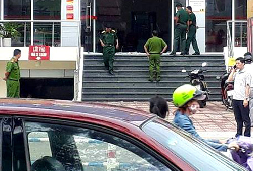 Cảnh sát đang khám nghiệm hiện trường.