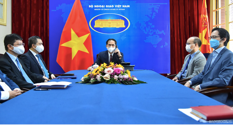 Bộ trưởng Bùi Thanh Sơn (giữa) trong cuộc điện đàm với Ngoại trưởng Mỹ Antony Blinken. (Ảnh: baoquocte)