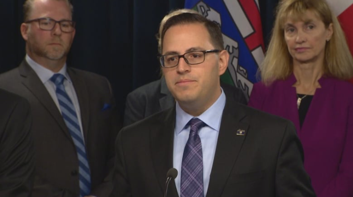 Ông Demetrios Nicolaides (giữa) là quan chức phụ trách giáo dục của tỉnh Alberta. (Ảnh: CBC)