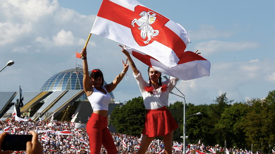 Lá cờ của lực lượng đối lập Belarus. (Ảnh: Reuters)