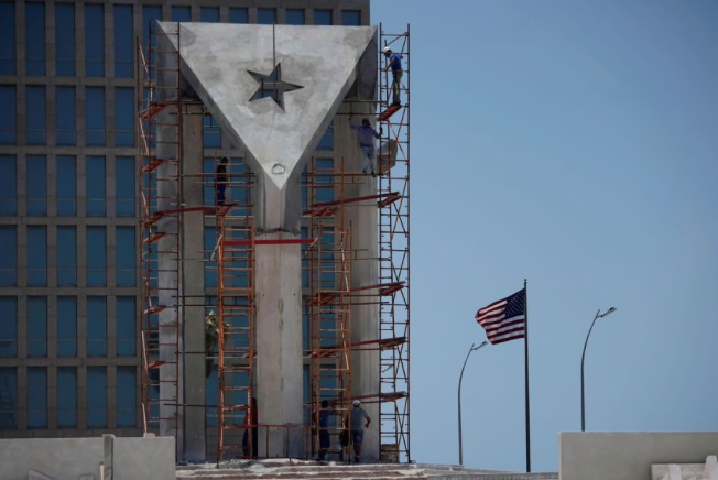 Trước cửa đại sứ quán Mỹ ở Havana. (Ảnh: Reuters)