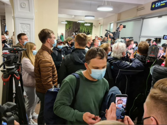 Các hành khách trên chuyến bay của Ryanair nói chuyện với báo chí sau khi được ra khỏi máy bay. (Ảnh: Reuters)