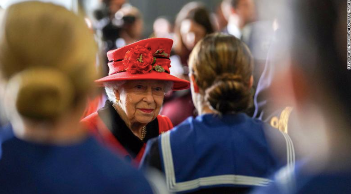 Nữ hoàng Anh Elizabeth thăm các thuỷ thủ và nhân viên trên tàu sân bay HMS Queen Elizabeth. (Ảnh: Bộ Quốc phòng Anh)