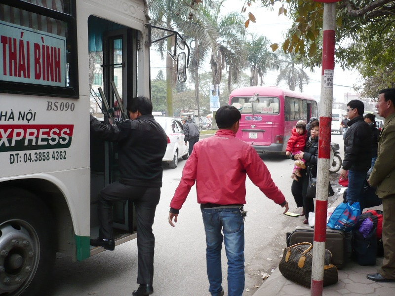  Lãnh đạo Sở GTVT yêu cầu cung cấp thông tin xe khách vi phạm trước bến xe để thu hồi tem, phù hiệu ​ ​