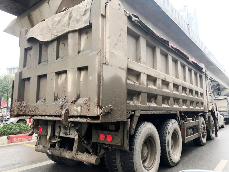 Xe chở vật liệu đi giờ cấm 'xả' bùn đất gây bụi nhiều tuyến phố 