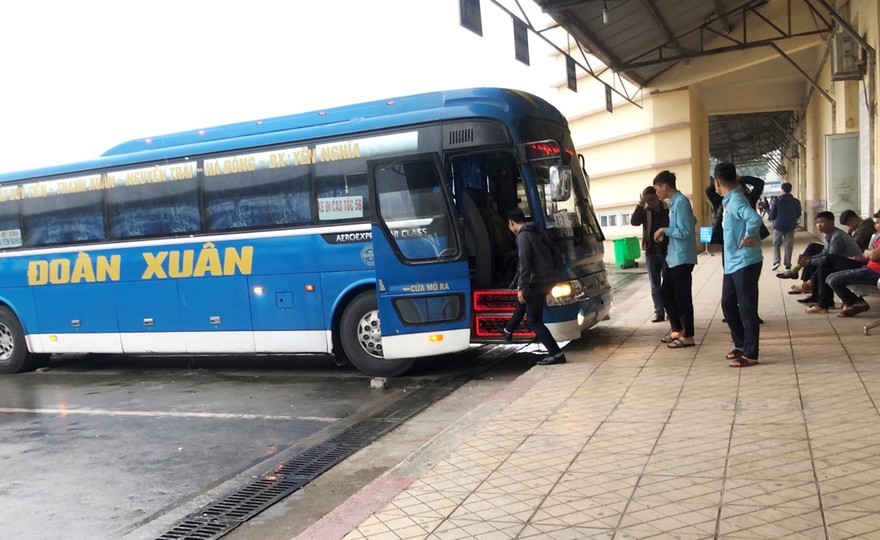Theo liên ngành Hà Nội, xe khách Đoàn Xuân và Ô hô đang đang từ bến Yên Nghĩa và chạy xuyên tâm Hà Nội để về Hải Phòng. Ảnh: T.Đảng