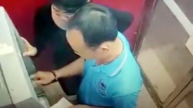 Hình ảnh hai đối tượng rút trộm tiền trong thẻ ATM nhặt được