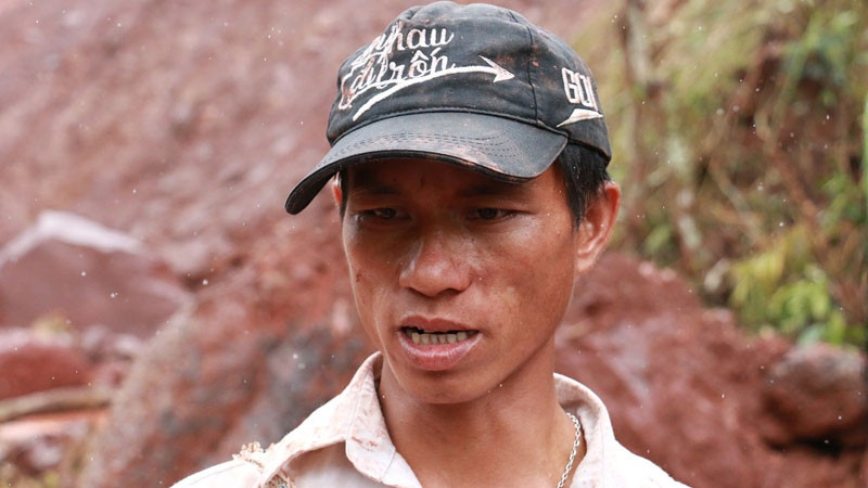 Anh Lò Văn Xanh dùng đôi bàn tay trần bới đất đá tìm vợ con