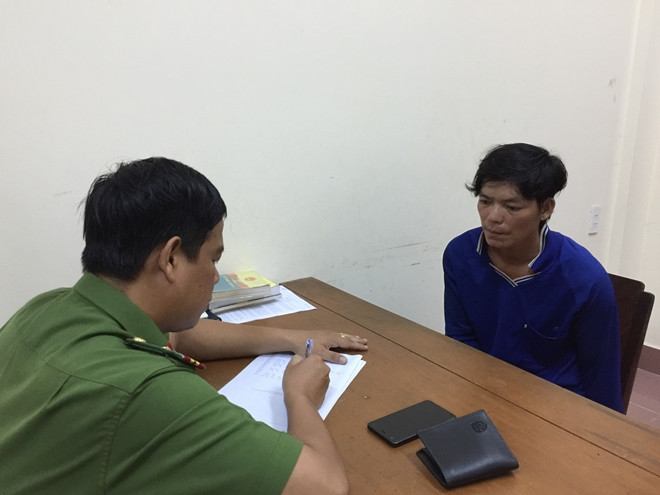 Cán bộ điều tra ghi lời khai của Trần Quốc Việt