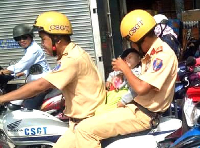 Hình ảnh 2 chiến sĩ CSGT đưa bé trai đi cấp cứu nhận được sự nhiều lời khen ngợi từ người dân