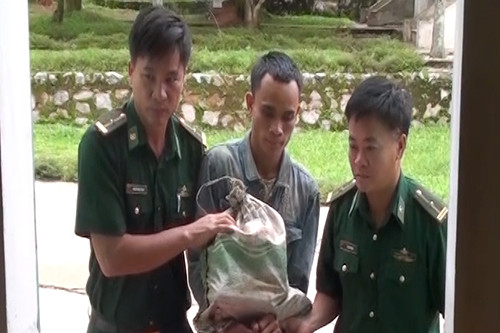 Nam thanh niên người Lào tìm cách chuyển gần 48.000 viên ma tuý tổng hợp vào Việt Nam tiêu thụ