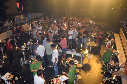 50 hành khách, nhân viên quán bar có phản ứng dương tính với ma túy