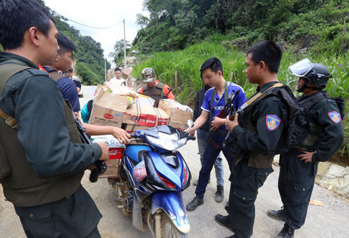 Cảnh sát kiểm tra hàng hoá của người dân trong bản