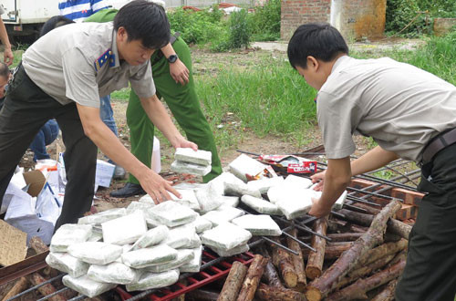 Lực lượng chức năng chất heroin lên giàn đốt