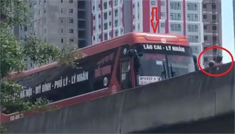 Chiếc ô tô bị xe máy ép trên đường trên cao