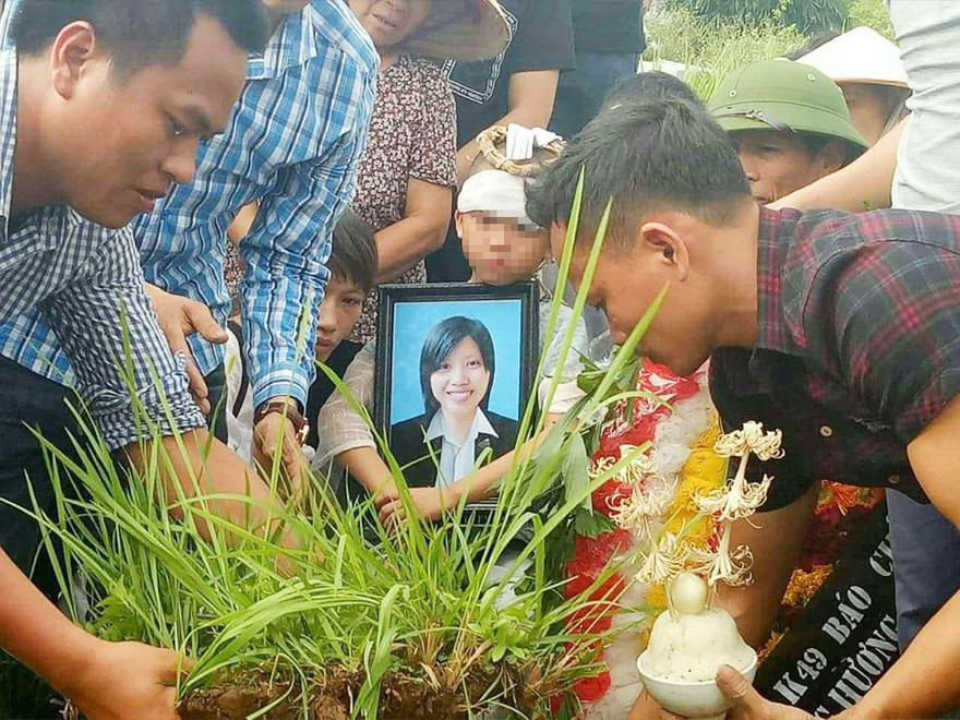 Con trai nhà báo Hải Đường tiễn biệt mẹ