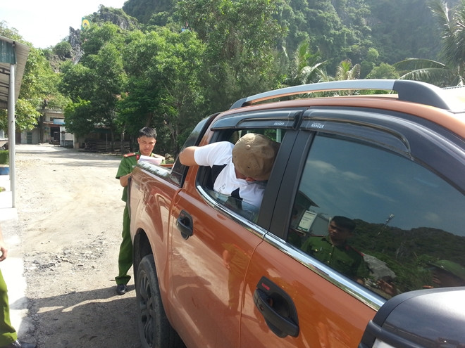 Sau khi đập cửa kính, đối tượng chui vào xe trộm tài sản (ảnh thực nghiệm điều tra)