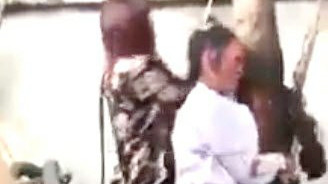 Hình ảnh người phụ nữ trộm đồ bị “ngược đãi”. Ảnh cắt từ clip