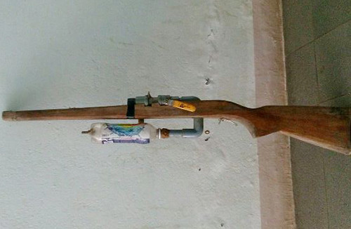 Khẩu súng do em Sỹ tự chế. Ảnh: C.A