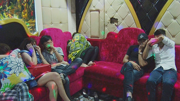 Hàng chục thanh niên bị phát hiện phê ma túy tại 3 phòng VIP trong quán karaoke