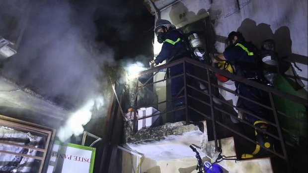 Lực lượng PCCC tiếp cận ngôi nhà bị cháy để dập lửa. Ảnh: CTV