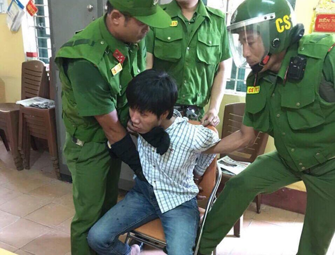 Duy bị công an bắt giữ khi dùng dao khống chế mẹ ruột