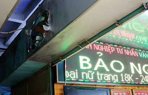 Hông cửa tiệm vàng bị khoét một lỗ lớn