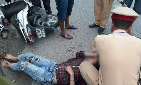 Lực lượng CGST đã nhanh chóng có mặt để cùng người dân đưa nạn nhân đi cấp cứu tại Bệnh viện TW Huế trong tình trạng nguy kịch