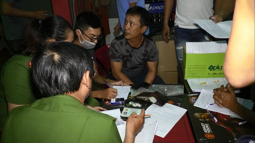 Công an Đà Nẵng triệt phá ổ nhóm cá độ bóng đá tại quán cafe Fan Club Mancherter 