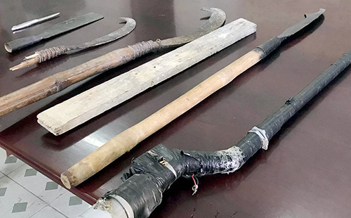 Nhiều hung khí được thu giữ. Ảnh: Công an cung cấp