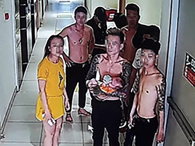 Qua camera an ninh, thời điểm căn hộ phát hỏa có chín người (bảy nam, hai nữ) ở bên trong. Những người này phát hiện khói lửa nên đóng cửa bỏ chạy. Ảnh cắt từ clip