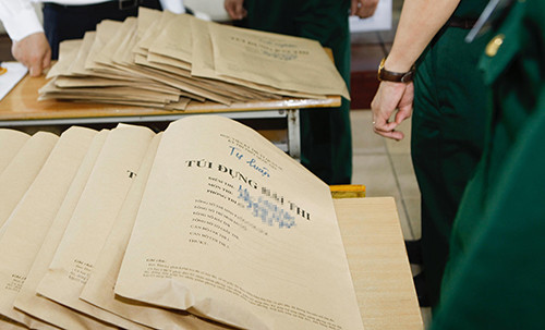 Mọi công tác in sao, vận chuyển đề thi, bài thi của thí sinh trong kỳ thi THPT quốc gia đều có nhân viên an ninh giám sát. Ảnh kiểm tra túi đựng bài thi của thí sinh năm 2017: Hoàng Thành.