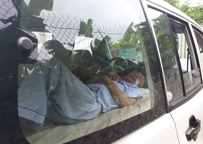 Vũ Văn Hùng đến tòa bằng xe cấp cứu