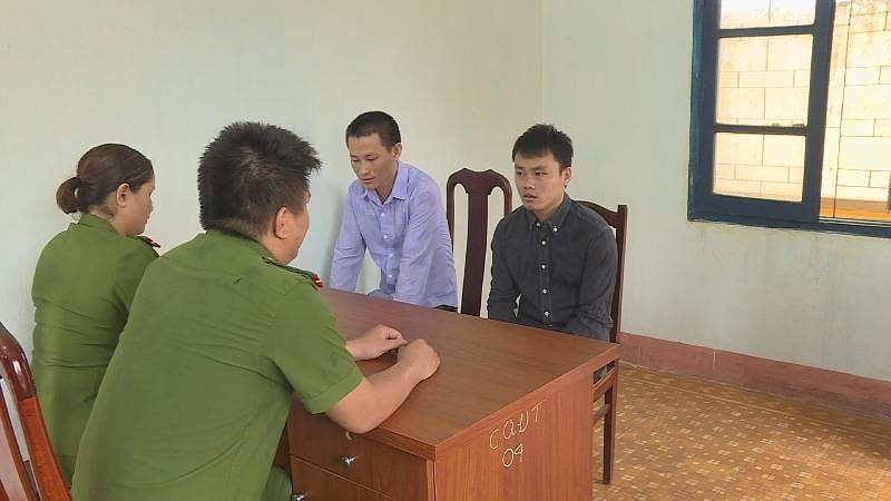 Vảng và Gia tại cơ quan công an