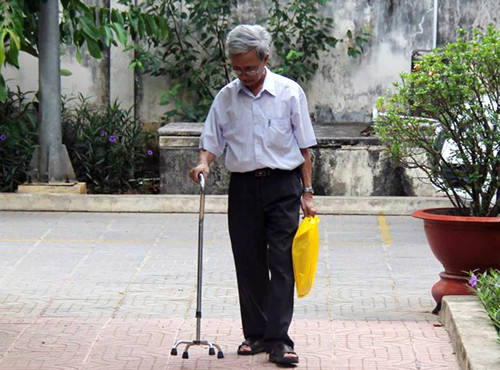 Nguyễn Khắc Thủy chống gậy đến phiên tòa phúc thẩm hôm 11/5