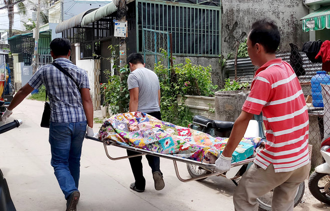 Cảnh sát đưa thi thể nạn nhân về nhà xác