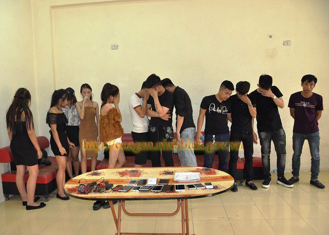 Các đối tượng sử dụng ma túy trái phép trong quán karaoke bị công an phát hiện bắt giữ