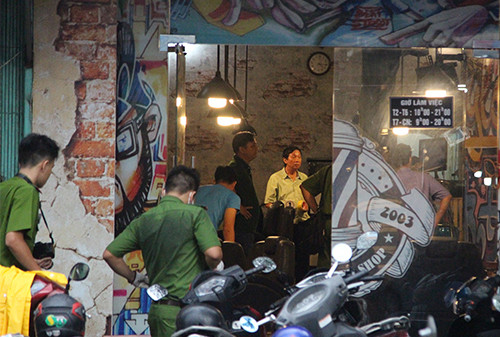 Cảnh sát khám nghiệm hiện trường vụ án mạng