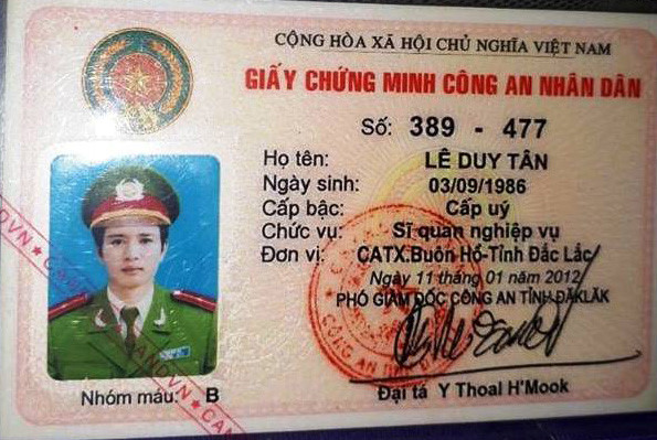 Giấy chứng minh công an nhân dân của thượng úy Tân