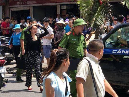 Linh được đưa tới trung tâm thương mại Vinh Cơ