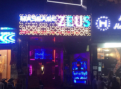 Cơ sở massage ở phố Tây