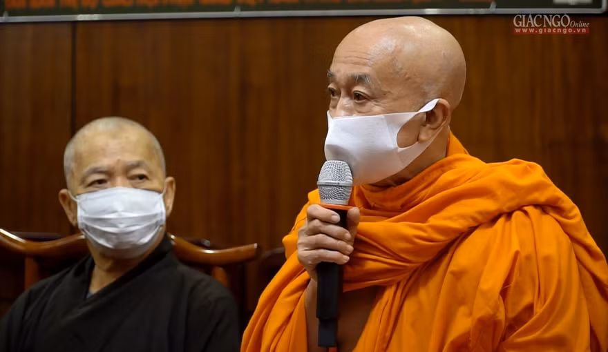 Hòa thượng Thích Thiện Chiếu nhận lỗi trước Ban Trị sự GHPGVN TP.HCM và Giáo hội Phật giáo, đồng thời bày tỏ sự sám hối (Ảnh: Giác Ngộ)