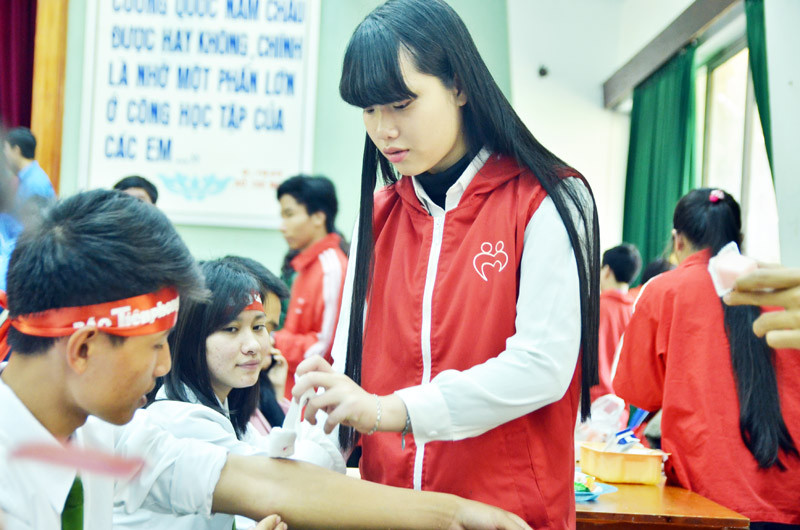 Những 'bóng hồng' thiện nguyện tại Chủ Nhật Đỏ