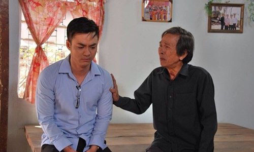 Diễn viên Thành Lũy (áo đen) trong một cảnh quay của phim Mặn hơn muối, bộ phim cuối cùng ông tham gia. Ảnh: TL.