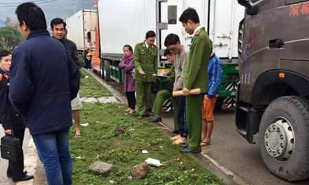 Lực lượng chức năng dựng lại hiện trường vụ việc. Ảnh: Bạch Tuyết.