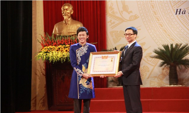 Hoài Linh và niềm vui vỡ òa khi nhận danh hiệu NSƯT. Ảnh: Toan Toan.